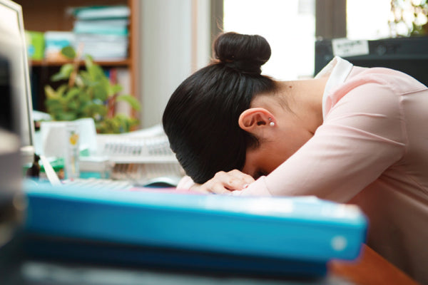 Always Sleepy After Lunch? The Science Behind "Carb Coma" and 3 Instant Remedies to Beat Post-Meal Fatigue